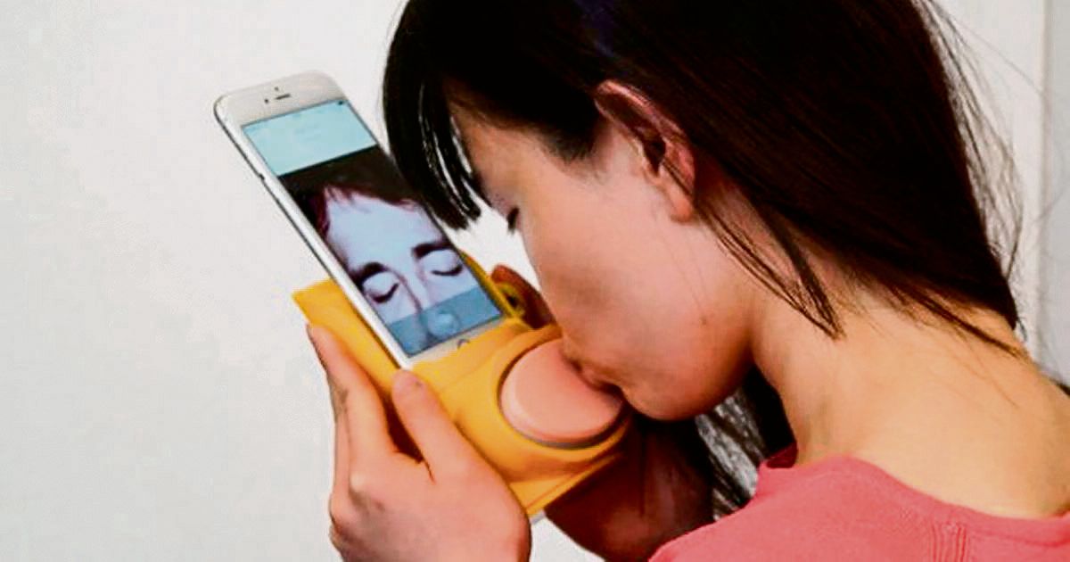 Met de Kissenger kun je op afstand een kus versturen via de smartphone. Foto: Kissenger