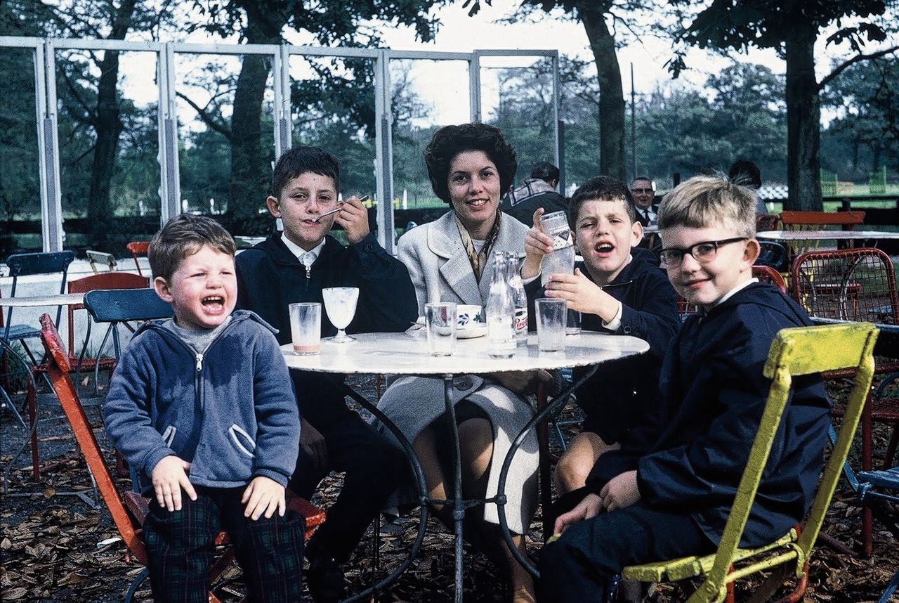 Moeder Fanny Italianer (38) bezocht herfst 1968 samen met zonen Rodolph (5, links), Alexander (12, links-midden), Floris (9, rechtsmidden) en Joost (11, rechts) speeltuin Drievliet in Rijswijk.