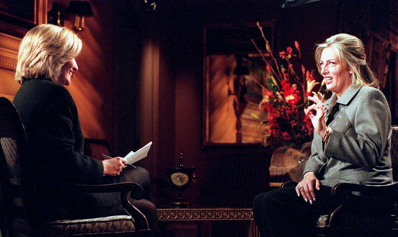Linda Tripp (rechts) tijdens een interview met NBC in 1999.