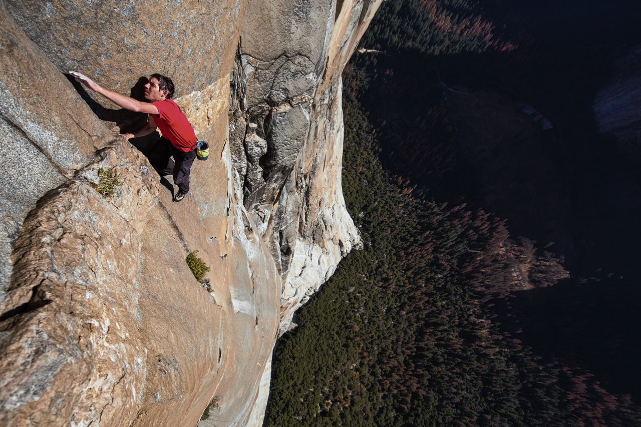 Alex Honnold tijdens zijn beklimming van El Capitan in Yosemite Park, Californië in Free Solo.