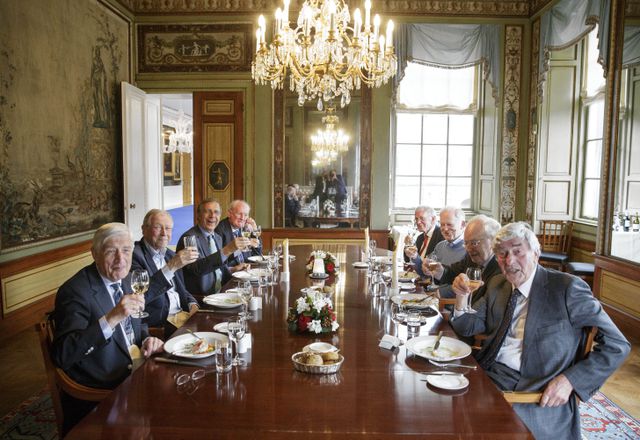 Dries van Agt, Marcel van Dam, Laurens Jan Brinkhorst, Wim Meijer, Bram Stemerdink, Michel van Hulten, Jos van Kemenade en Ruud Lubbers in de Stadhouderskamer van de Tweede Kamer in 2013. Ze vierden het 40-jarig jubileum van het kabinet-Den Uyl. 