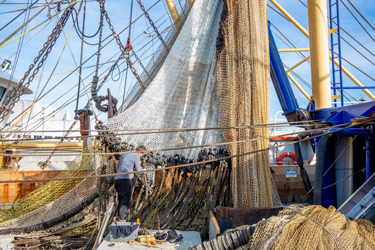 De bemanning van een vissersboot in Den Helder bereidt zich voor.