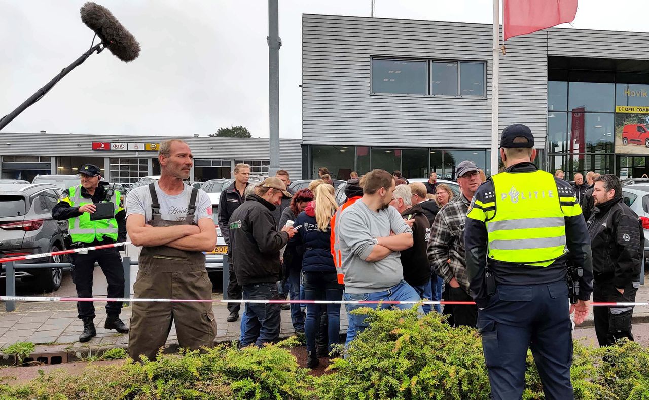 Het politiebureau in Assen is afgezet met behulp van politiebusjes. Sympathisanten van de gearresteerde boeren waren naar het bureau gekomen.