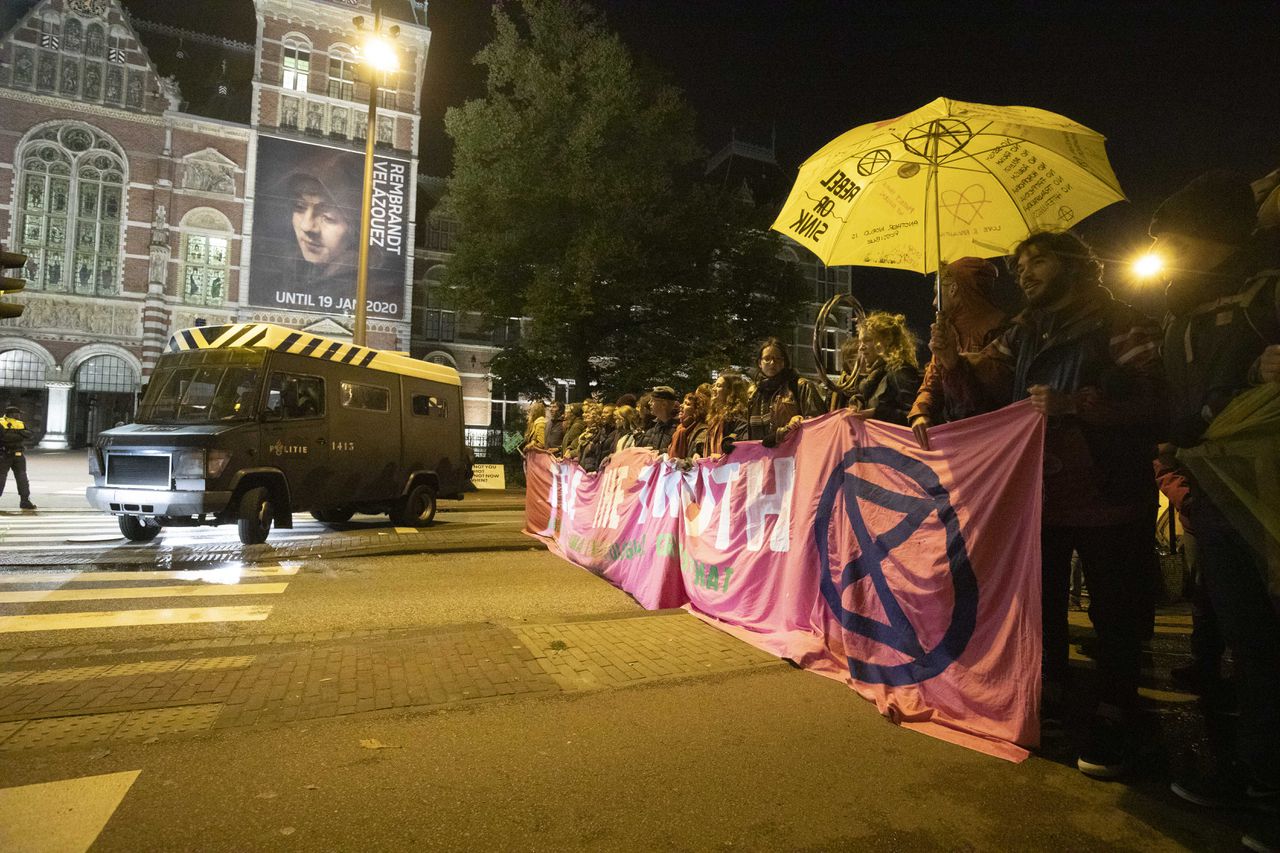 Klimaatactivisten bezetten verkeersader Amsterdam 