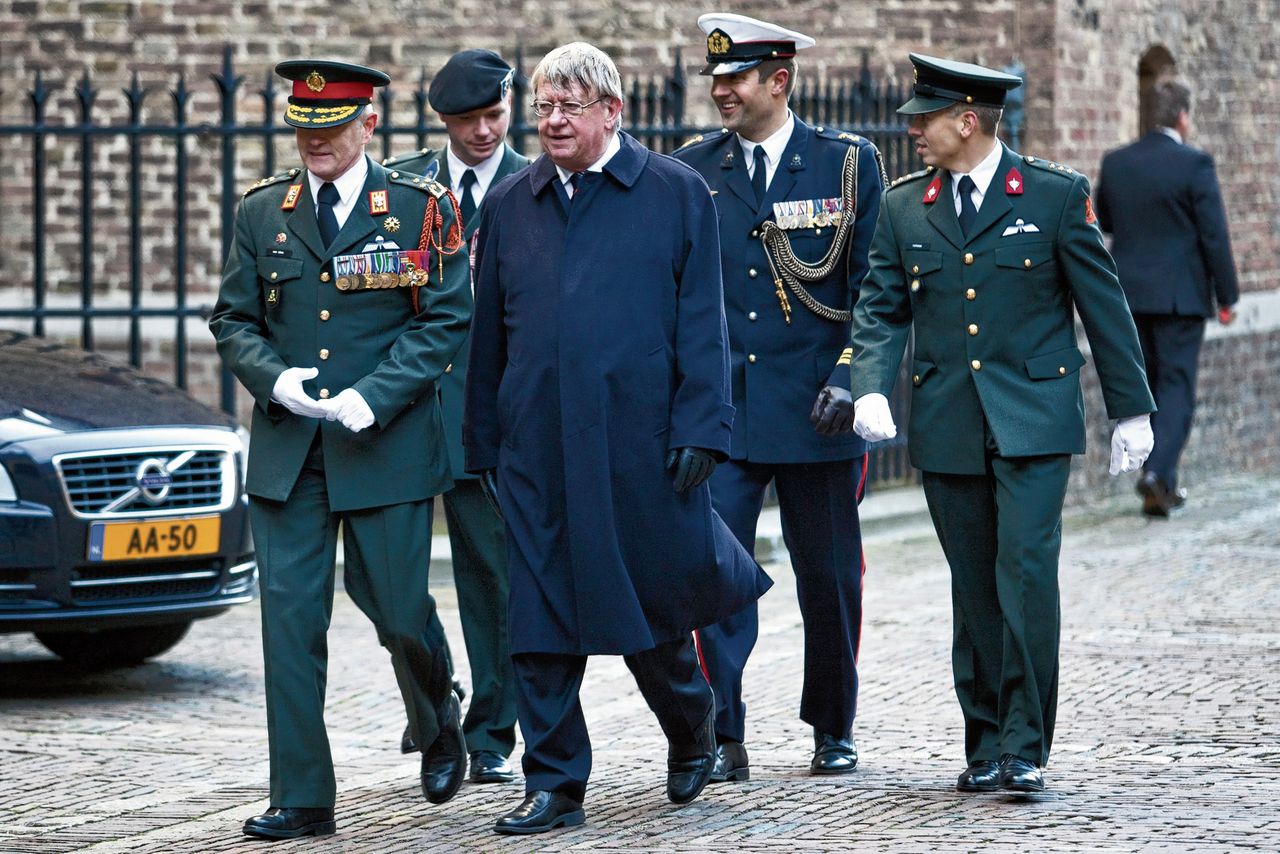Hans Hillen (midden) op het Binnenhof in 2011. De CDA’er was van 2010 tot 2012 minister van Defensie.
