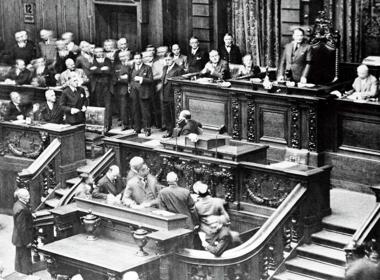 Kanselier Franz von Papen (links, staand met wit pochet) wil op 14 september 1932 de Duitse Rijksdag ontbinden. Hermann Göring (staand voor de voorzittersstoel) weigert Von Papen het woord.