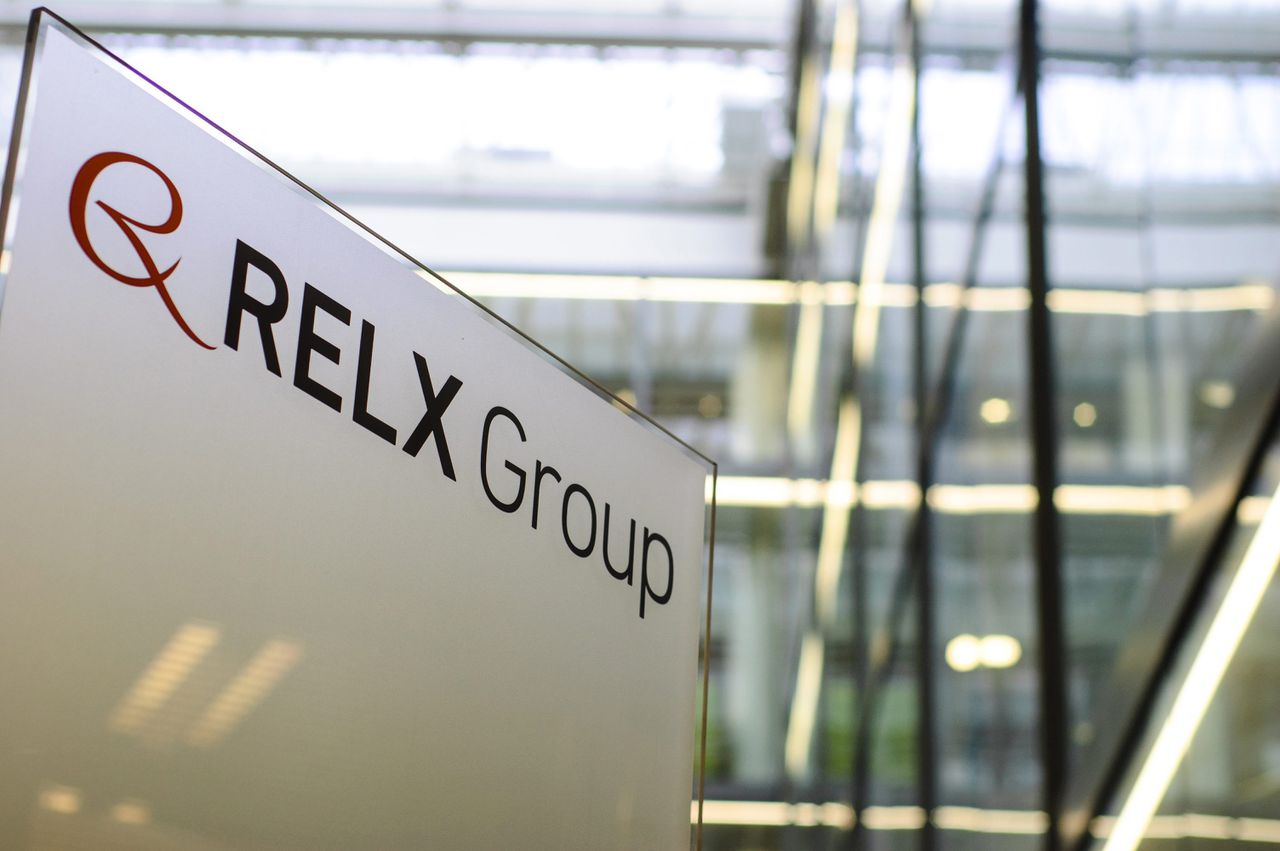 RELX? Die naam    lijkt wel verwarrend  veel op RevelX 