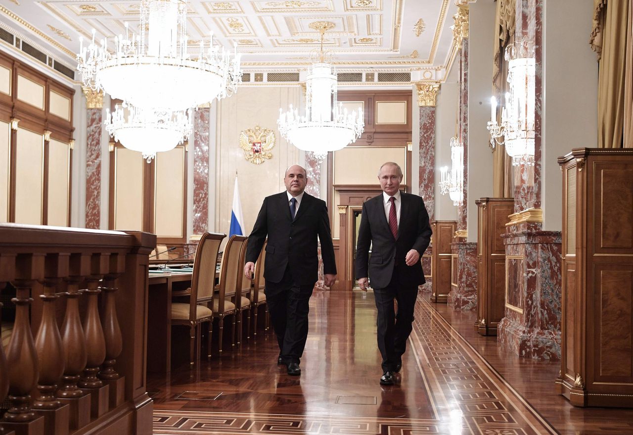 De Russische president Vladimir Poetin (rechts) ontmoette met de nieuwe premier Michaïl Vladimirovitsj Misjoestin de nieuwe kabinetsleden.