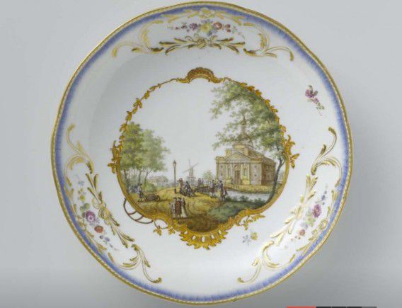 Een van de stukken van het Meissen-servies dat in bezit is van het Rijksmuseum.
