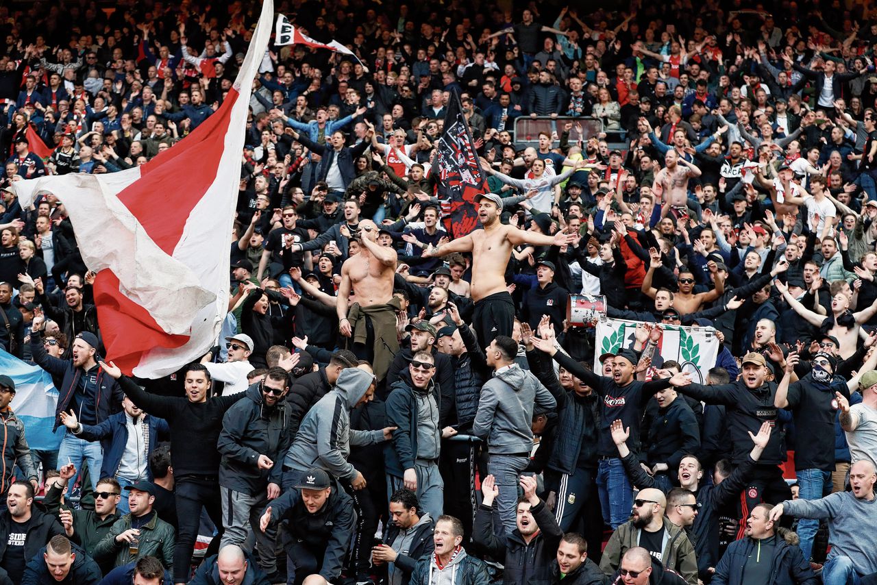 De F-Side van Ajax tijdens de competitiewedstrijd tegen PSV, eind maart.