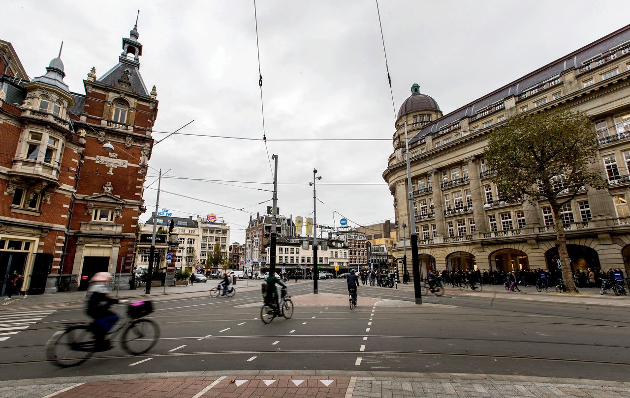Het Leidseplein in Amsterdam. Het plein is tegenwoordig autovrij.