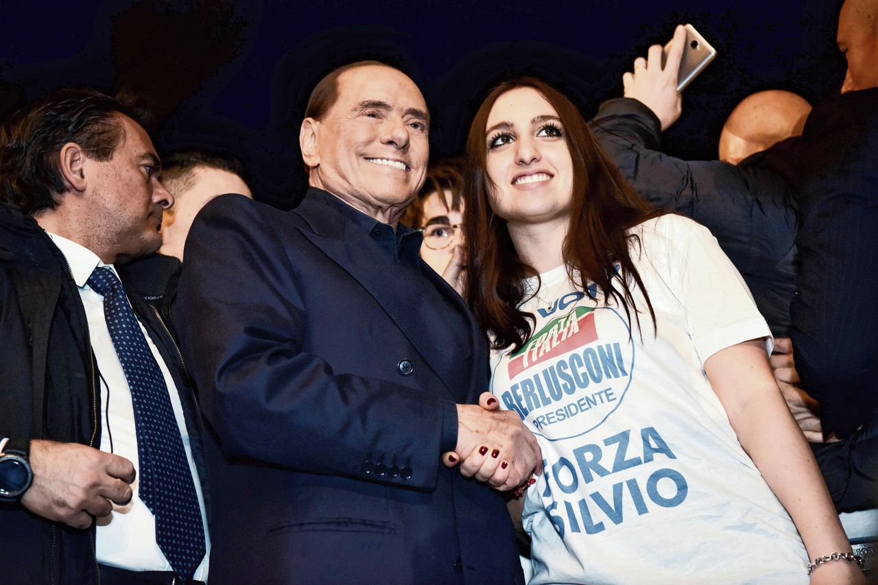 Silvio Berlusconi poseert met een supporter tijdens een campagnebijeenkomst in Milaan, op 25 februari 2018