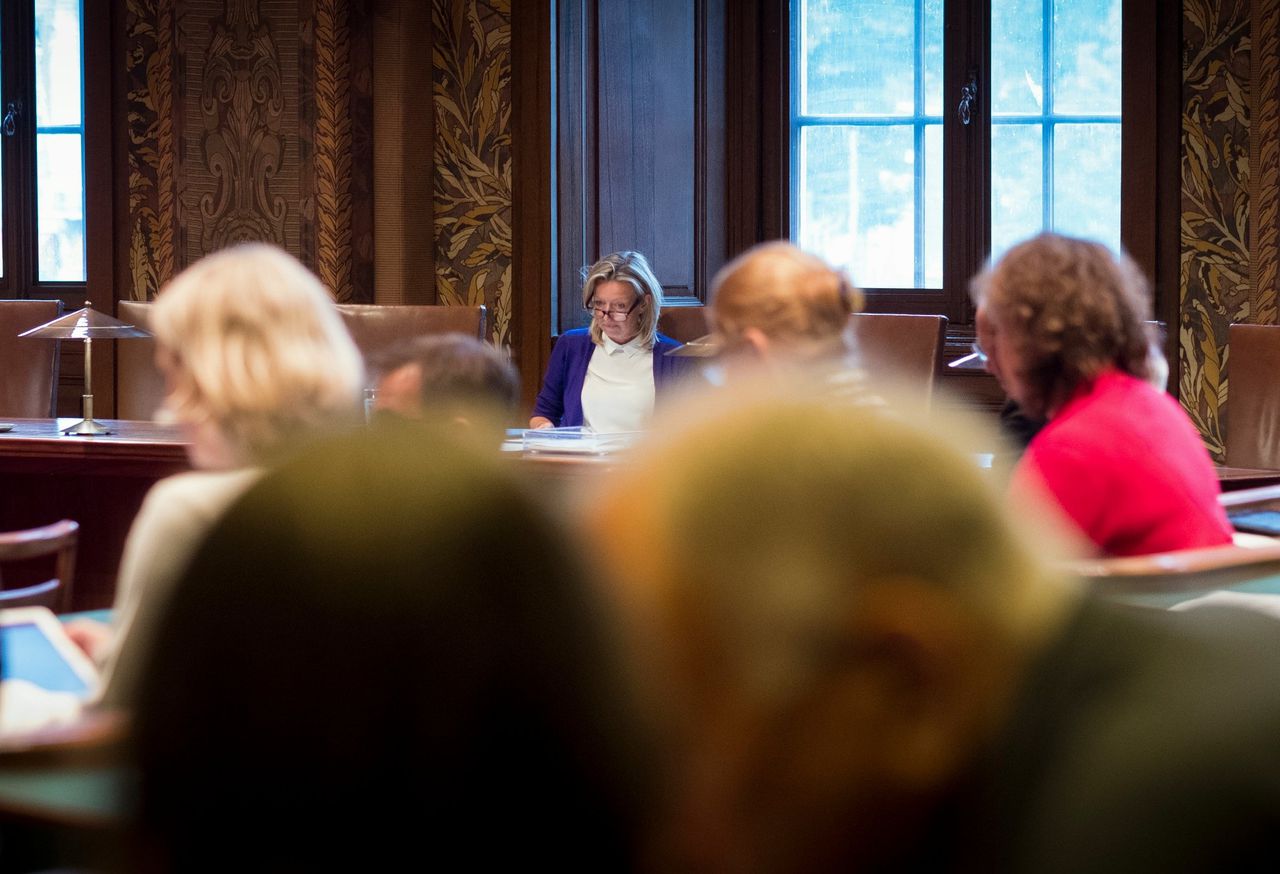 Minister Kajsa Ollongren van Binnenlandse Zaken en Koninkrijksrelaties (D66) voor aanvang van het boerkadebat in de Eerste Kamer.