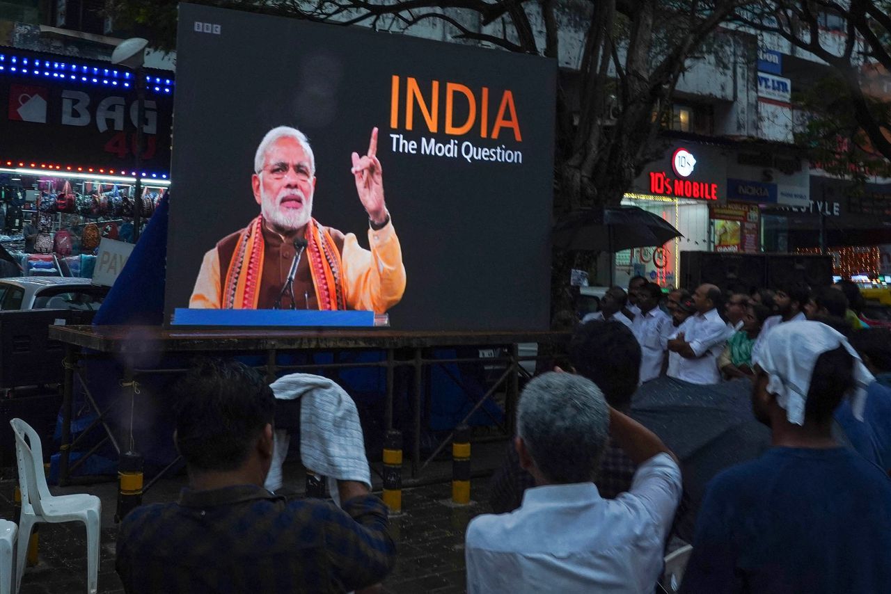 India heeft een kritische BBC-documentaire over premier Modi op internet laten blokkeren, maar op verschillende plekken in het land werden niettemin vertoningen georganiseerd, zoals hier in de stad Kochi.
