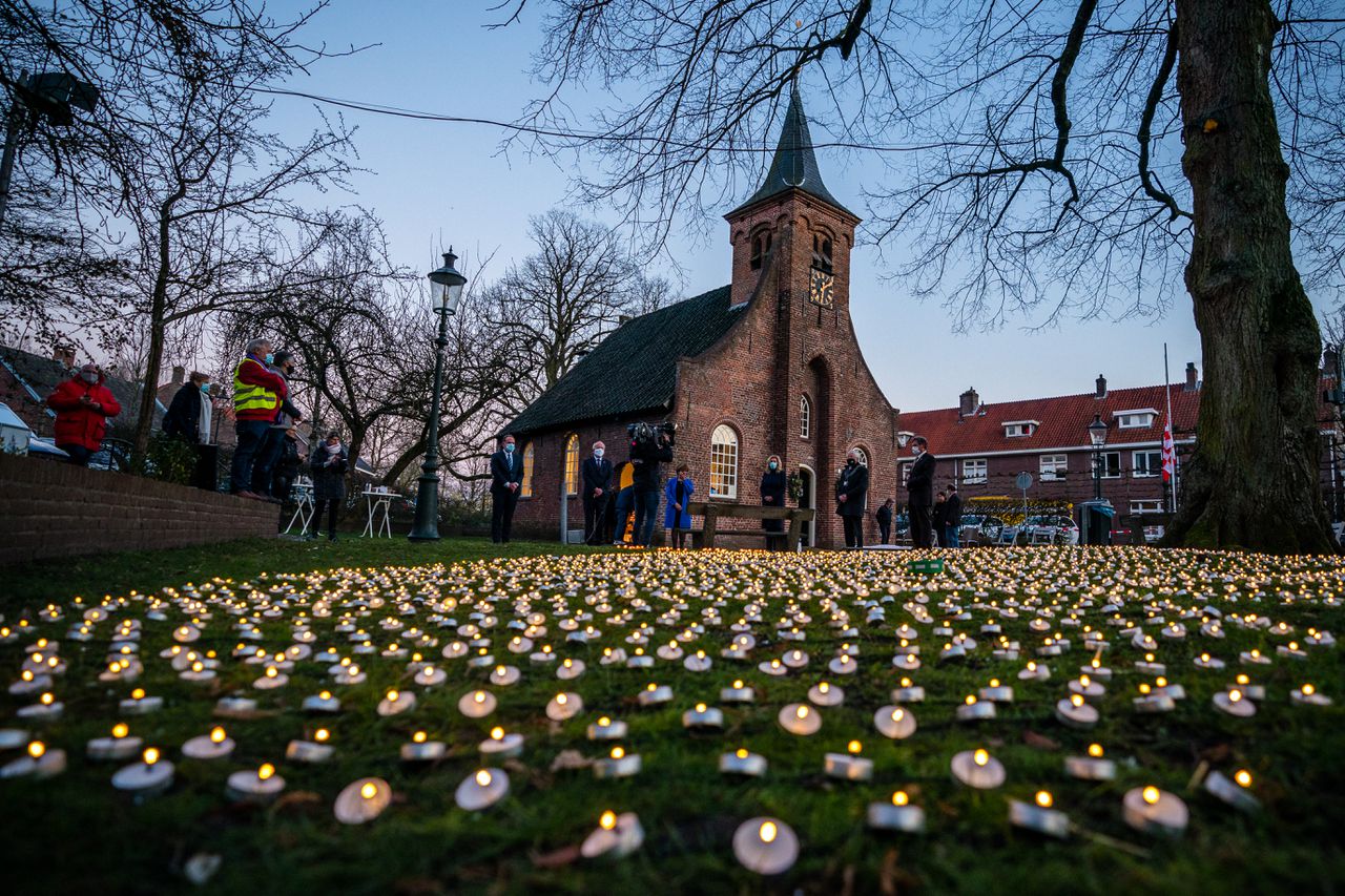Herdenking van coronaslachtoffers in Tilburg op 27 februari 2021.