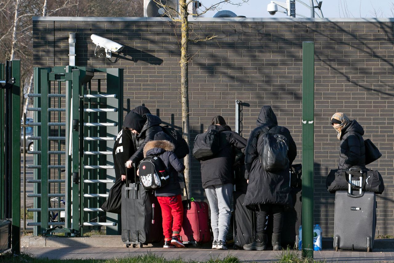 Dagelijks komen er asielzoekers aan bij het aanmeldcentrum van de Immigratie- en Naturalisatiedienst in Ter Apel.