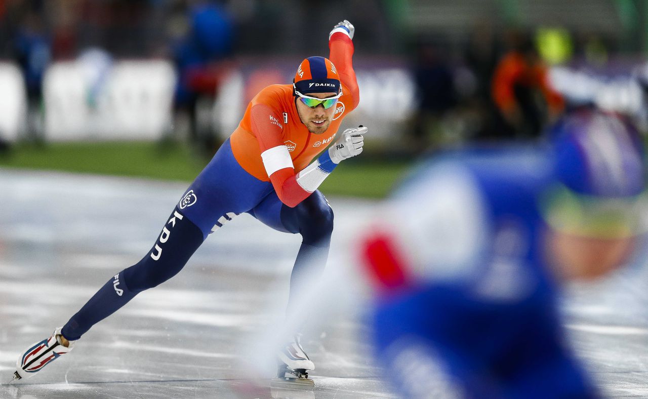Patrick Roest schaatst op de 1.500 meter tegen Sverre Lunde Pedersen.