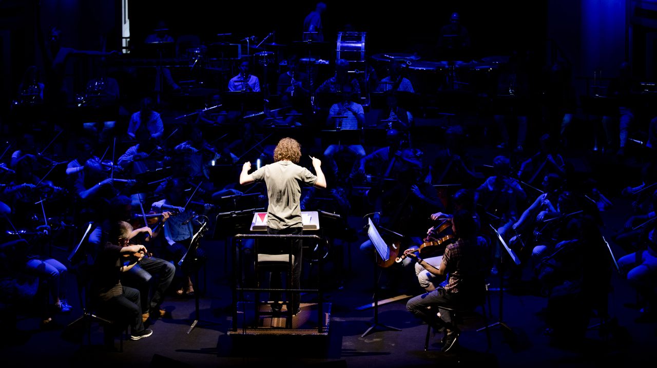 Scheidend chef-dirigent van het Residentie Orkest Nicholas Collon tijdens repetities in 2017.