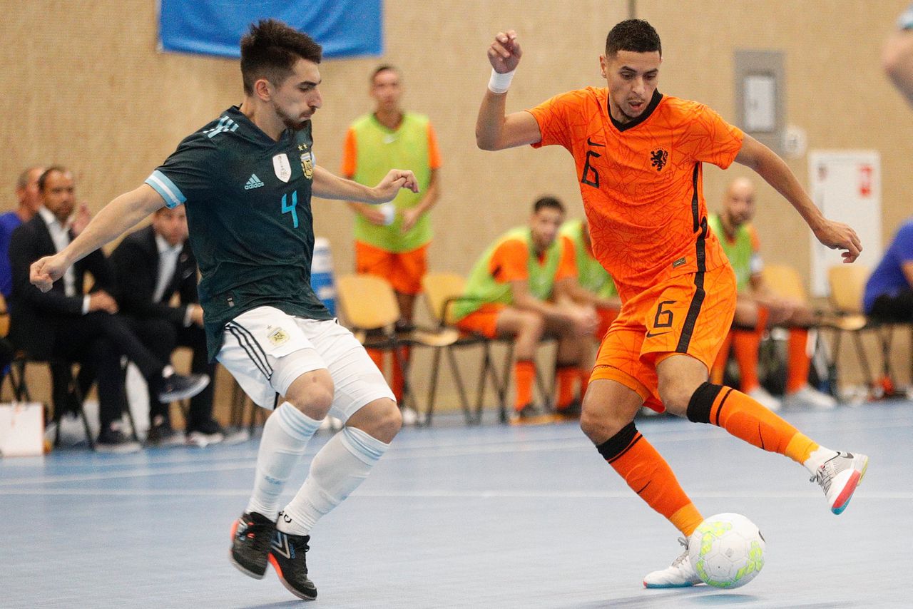 Karim Mossaoui van het Nederlands team probeert een speler van Argentinië te passeren