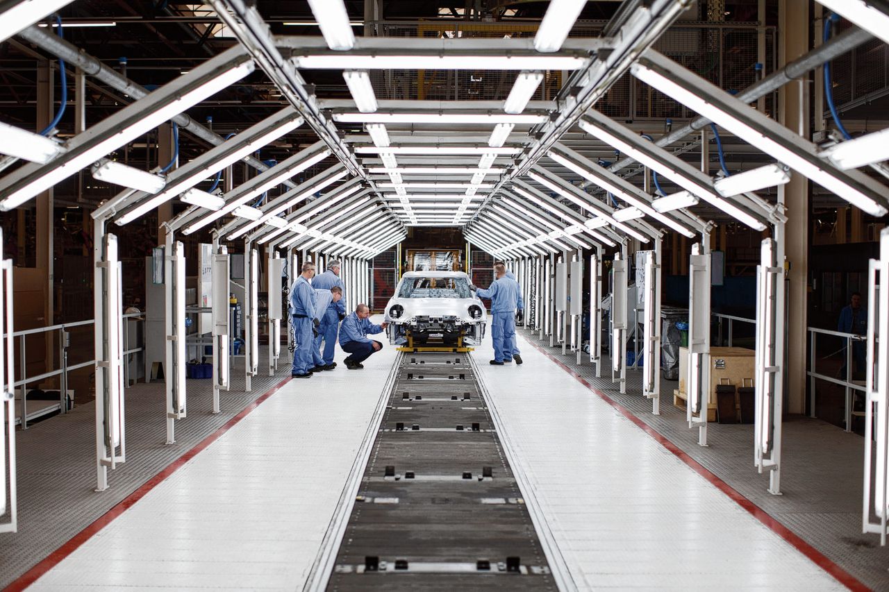 De omzet van autofabriek Nedcar in Born halveerde van 1,6 miljard euro in de eerste helft van 2019 naar 0,9 miljard euro in het afgelopen half jaar.