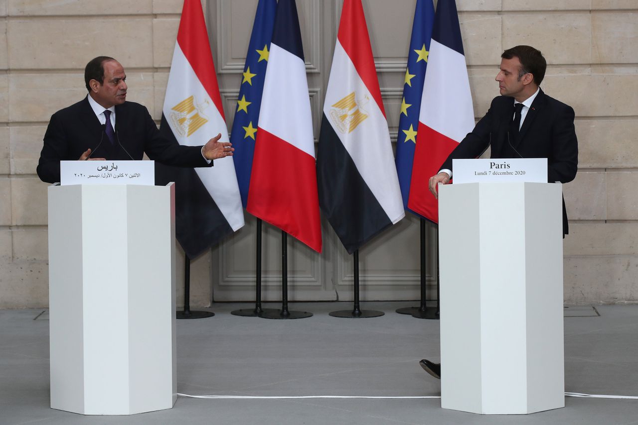 De Egyptische president Sisi en zijn Franse collega Macron tijdens een gezamenlijke persconferentie in Parijs, op maandag.