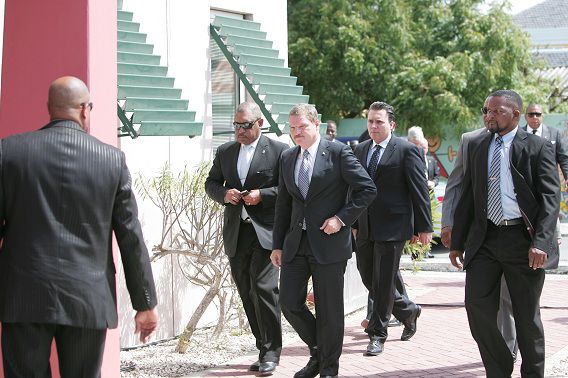 Minister van Justitie Nelson Navarro (midden) komt samen met destijds minister-president Daniel Hodge (links) en de minister-president van Aruba Mike Eman (rechts) aan bij het Curaçaose parlement eerder dit jaar.