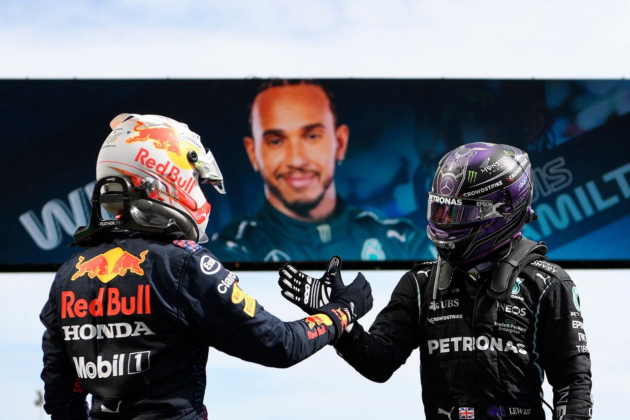 Hamilton troeft Verstappen af en boekt in Portugal 97ste zege in Formule 1 