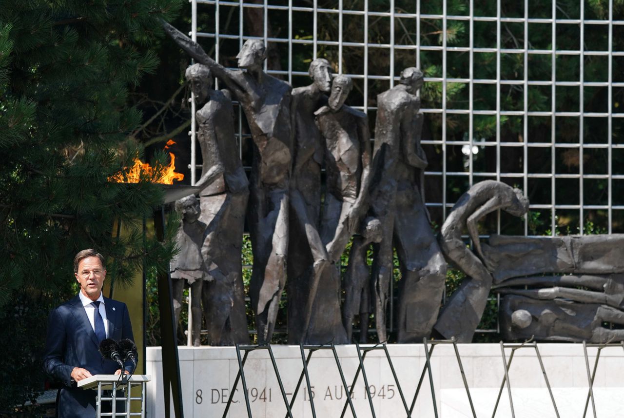 Premier Mark Rutte houdt een toespraak bij het Indisch monument in Den Haag tijdens de nationale herdenking van het einde van de Tweede Wereldoorlog in voormalig Nederlands-Indië.