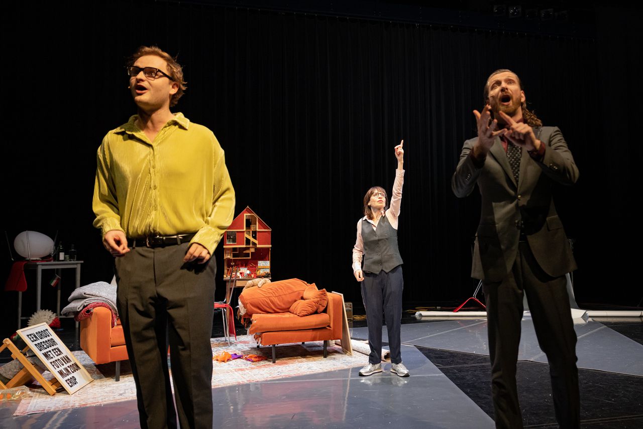 Jasper Stoop, Lineke Rijxman en Vincent van der Valk in ‘The making of Soros the musical’.