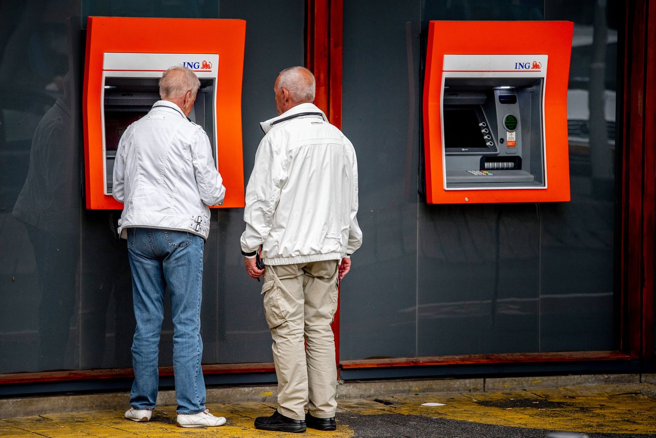 Ouderen bij een pinautomaat in Rotterdam.