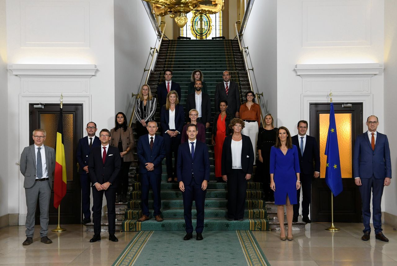 De gemiddelde leeftijd van de nieuwe regering is 44 jaar, even oud als premier De Croo zelf (midden) en gemiddeld vijf jaar jonger dan de regering-Michel bij haar aantreden was.