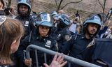 Polisi melawan pengunjuk rasa pada hari Rabu di Universitas Fordham, juga di New York.