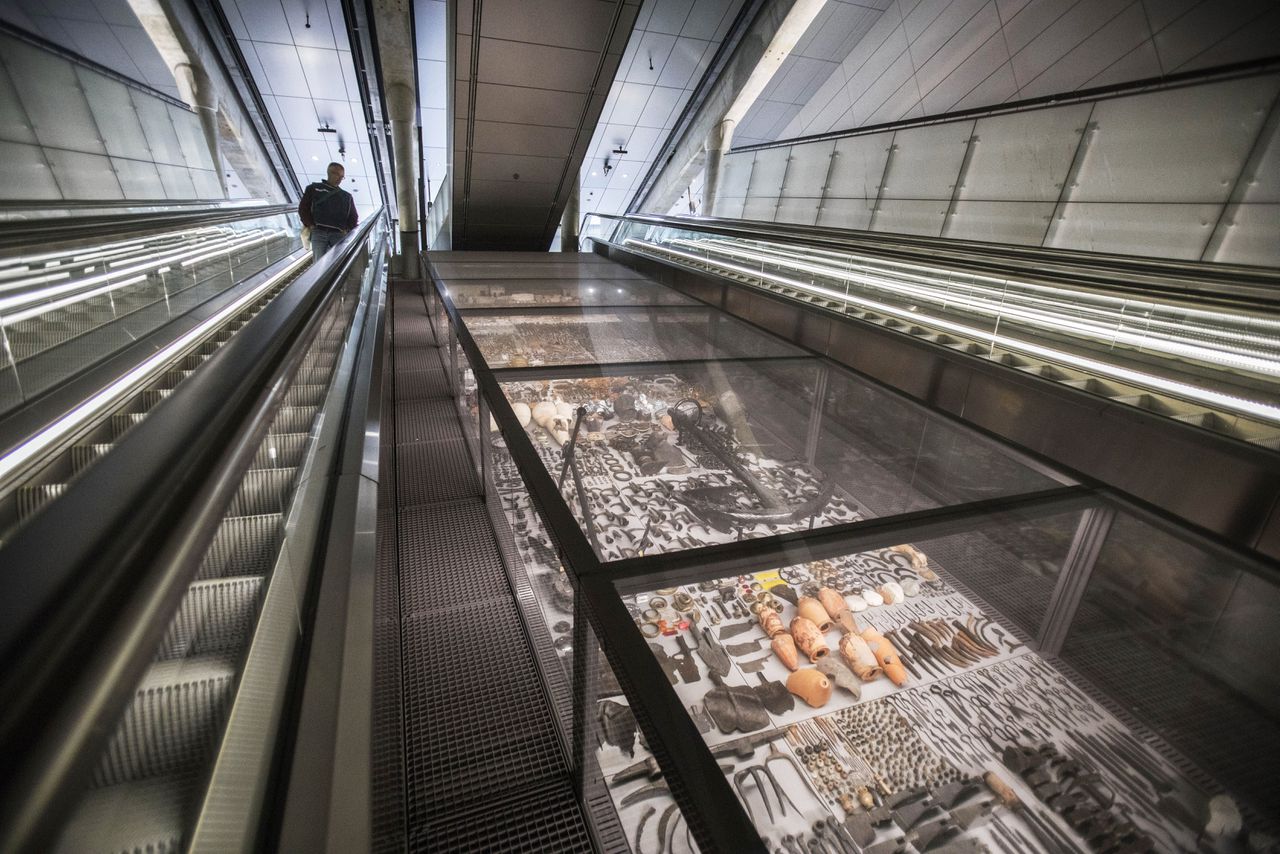 Vondsten, gedaan bij de bouw van de Noord-Zuid Metrolaan, zijn uitgestald onder Amsterdam Centraal Station. Een selectie verscheen in het door Gawronski samengestelde boek.
