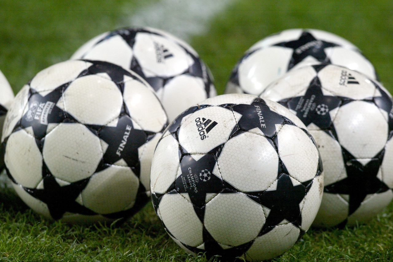 Voetballen met het oude logo van de Champions League.
