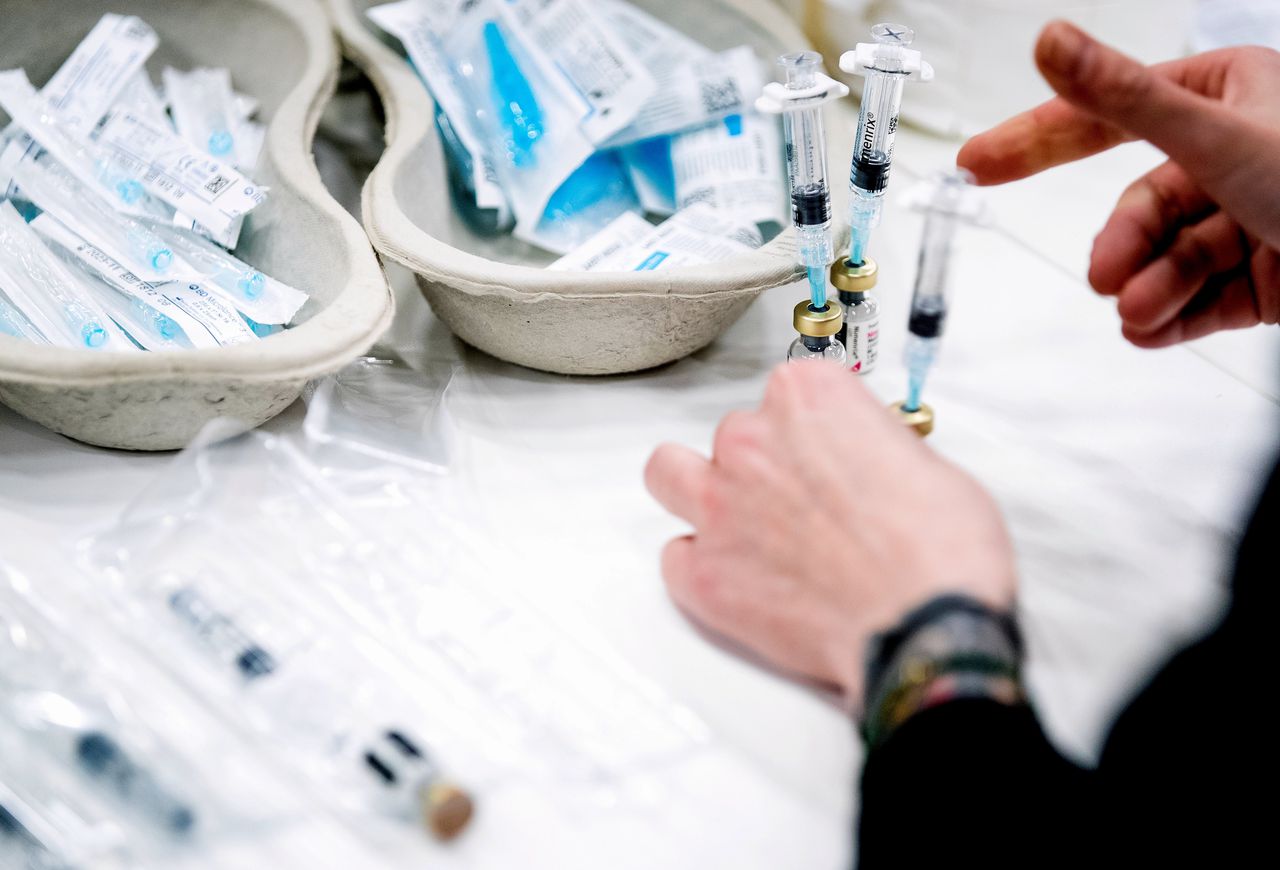 Jongeren worden gevaccineerd tegen het virus dat baarmoederhalskanker kan veroorzaken tijdens een vaccinatiedag in Ahoy, Rotterdam.