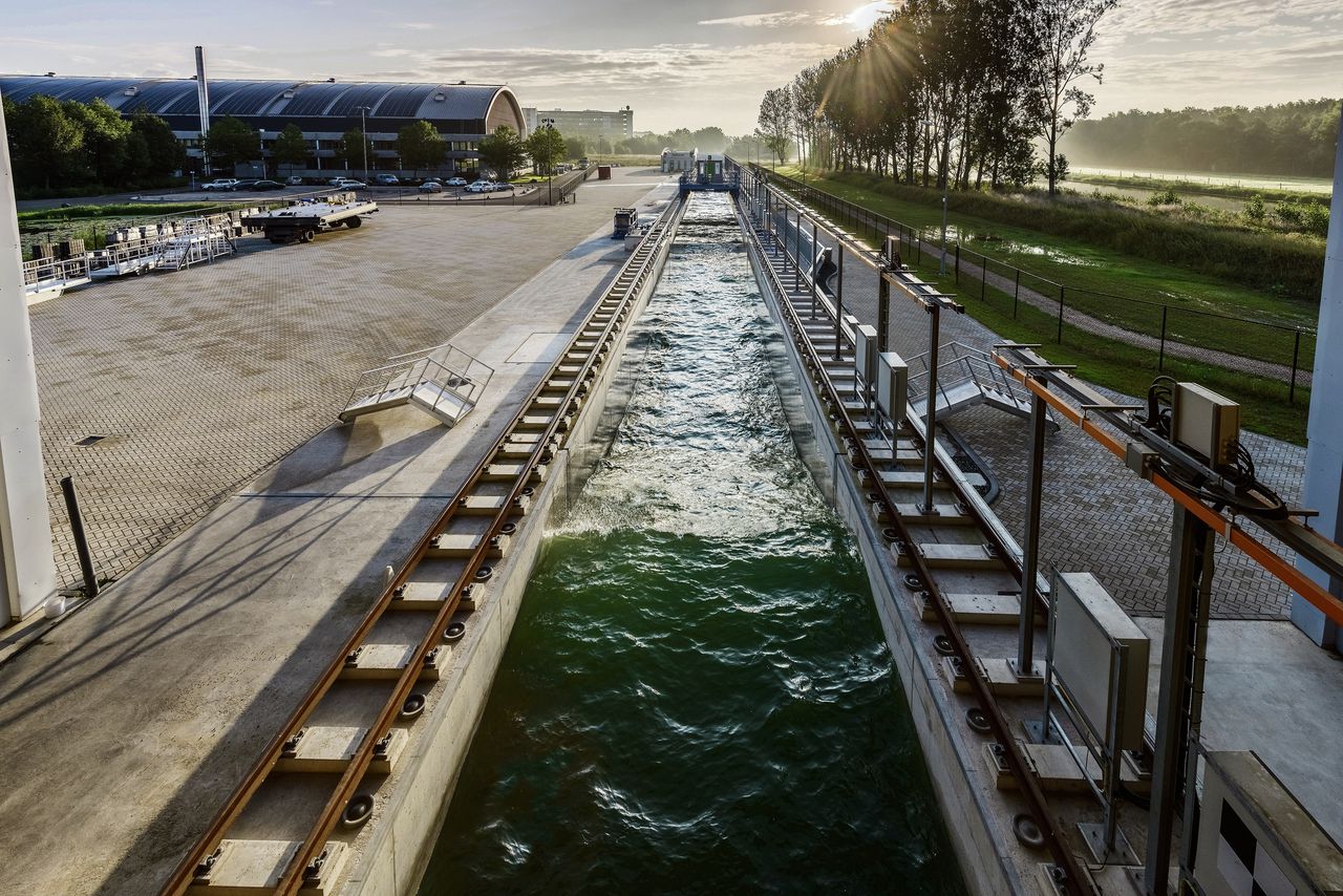 De nieuwe golfbak van het waterinstituut Deltares in Delft. Er kunnen golven met een recordhoogte van 4,5 meter in worden opgewekt.