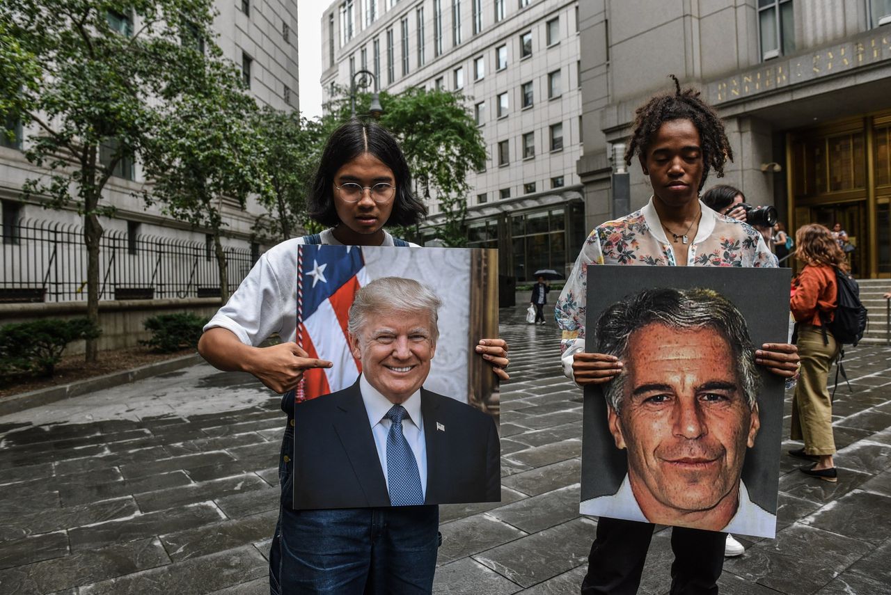 Demonstranten in New York met foto’s van Jeffrey Epstein en president Donald Trump.