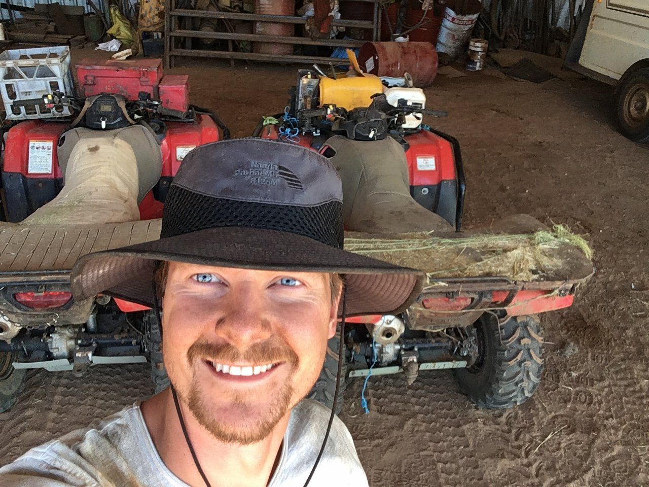 De 29-jarige Loek de Vroomen op de Australische boerderij waar hij zwaar fysiek werk moest verrichten.