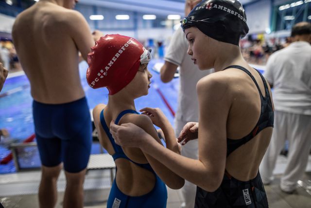 Iris (9) en haar zusje gaan bijna het startblok op tijdens een wedstrijd in zwembad De Engh in Soest.