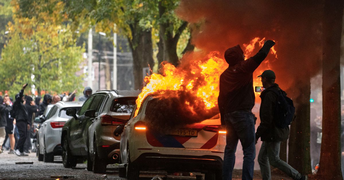 Man (25) krijgt vier maanden cel voor omgooien brandende container bij D66-kantoor tijdens extreemrechts protest