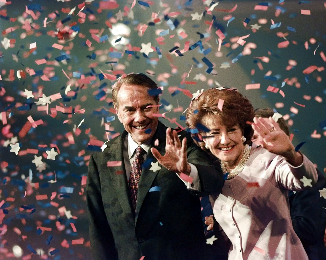 Bob Dole en zijn vrouw Elizabeth tijdens de Republikeinse Conventie van 1996 in San Diego, nadat hij de nominatie namens de partij bij de presidentsverkiezingen van dat jaar had aanvaard.