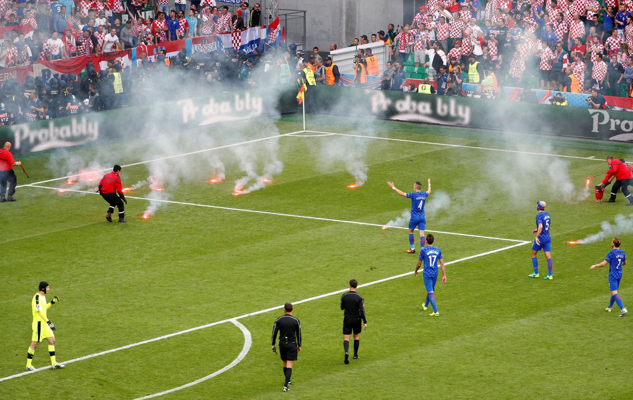De wedstrijd Kroatië - Tsjechië (2-2) wordt stilgelegd nadat er vuurwerk op het veld is gegooid.