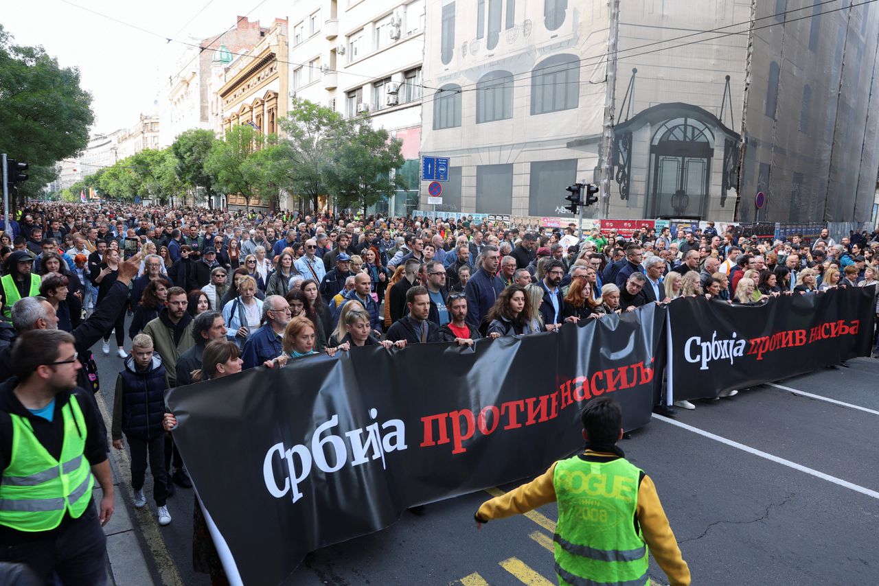 Tienduizenden Serviërs protesteren tegen geweld na twee dodelijke schietpartijen 