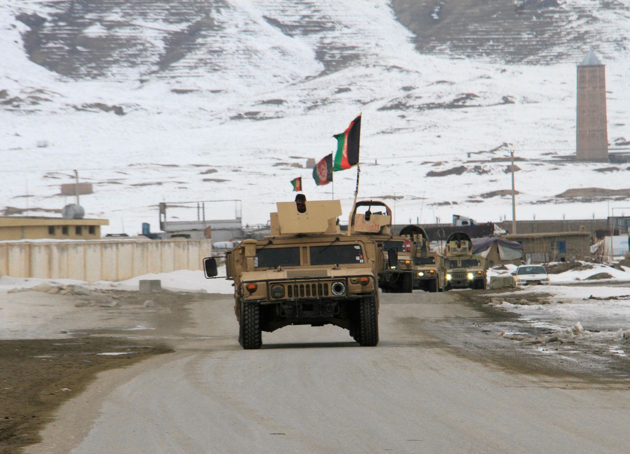 Het Afghaanse leger op weg naar de plek van de vliegtuigcrash.