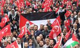 Demonstranten met Turkse en Palestijnse vlaggen demonstreren donderdag in de Turkse hoofdstad Ankara. 