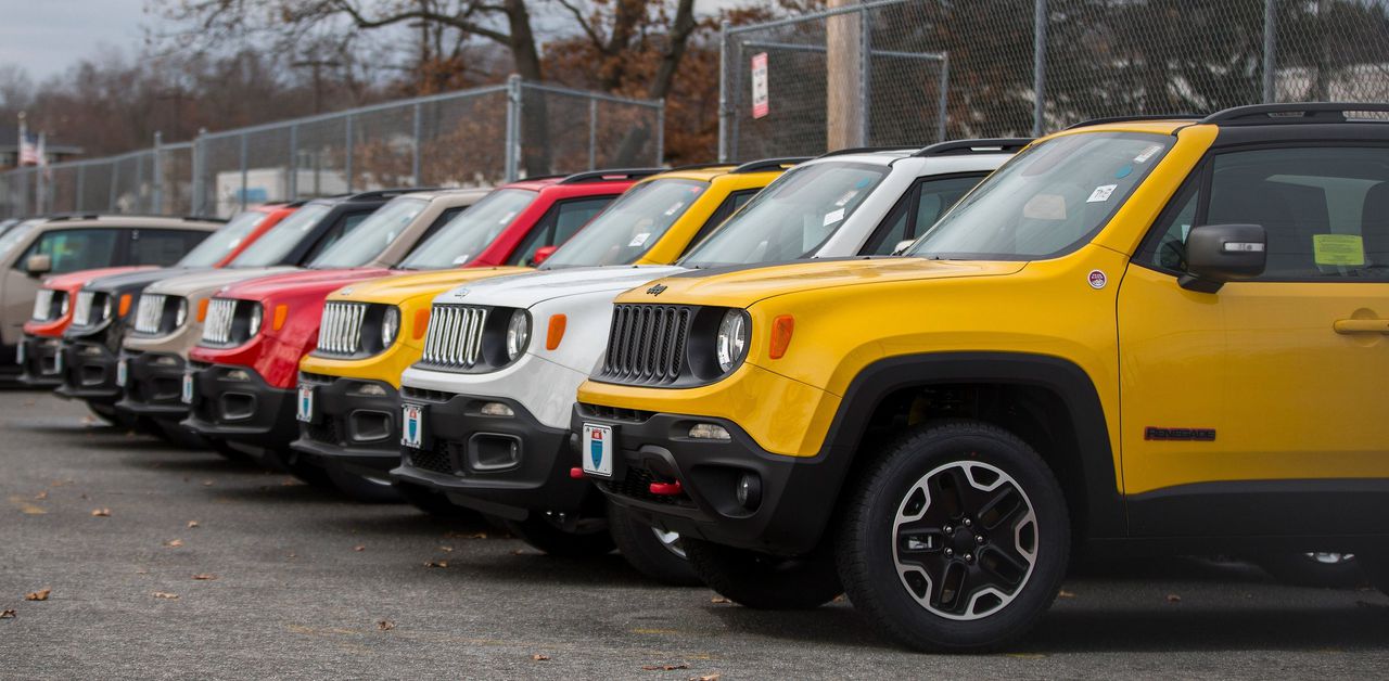 Jeeps op het parkeerterrein van een autodealer. Ook fabrikant Fiat-Chrysler zou geknoeid hebben met de stikstofuitstoot in sommige modellen.