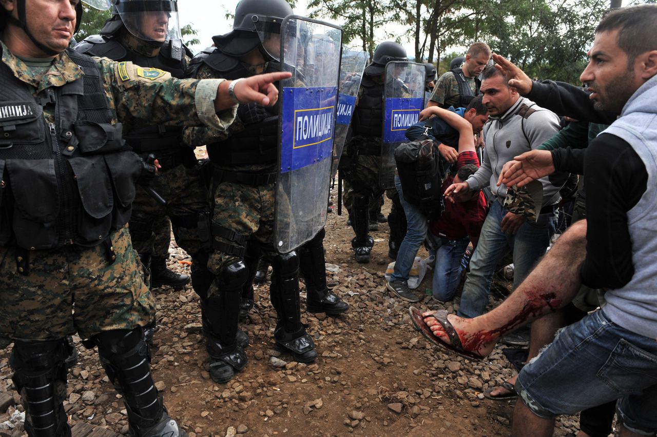 De Macedonische ordepolitie stuurt gewonde migranten weg.