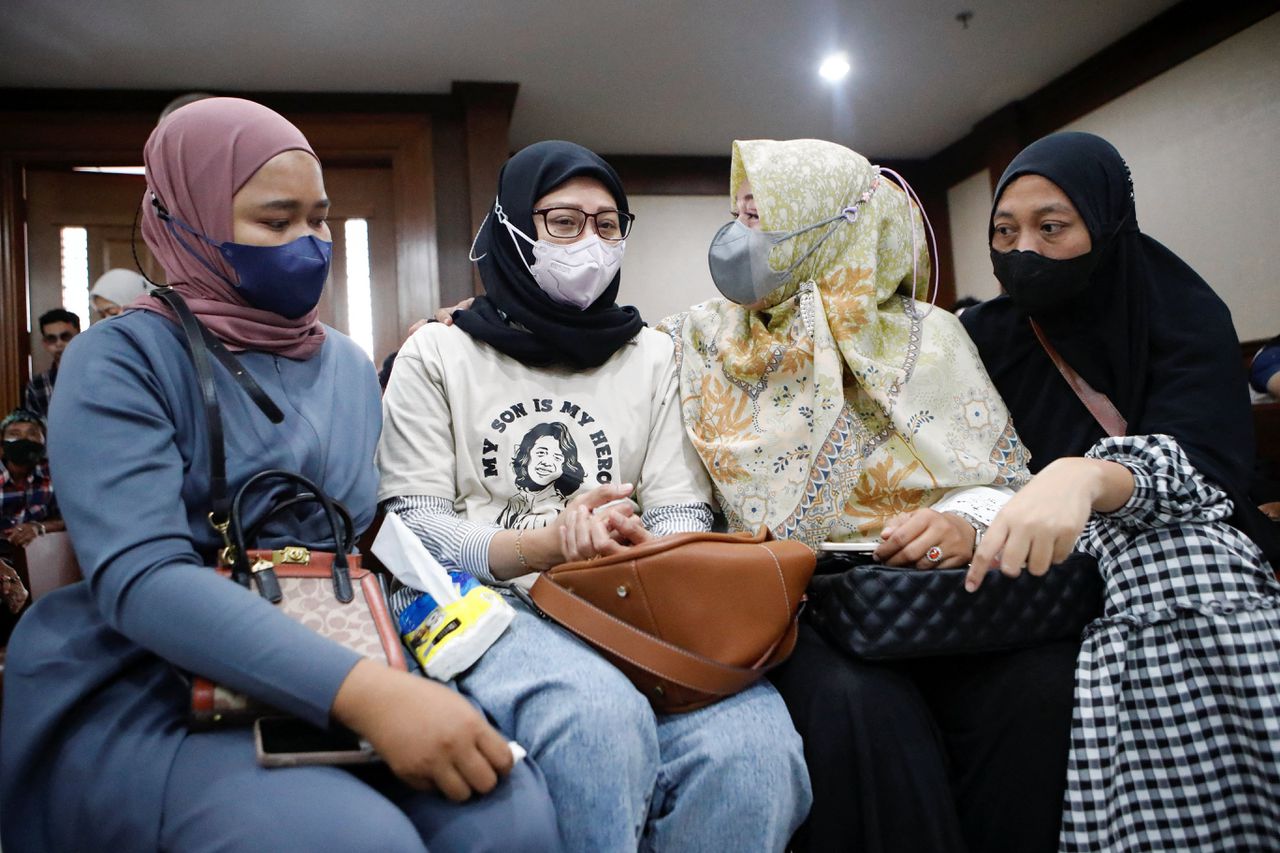 Moeders van slachtoffers wonen in de rechtbank in Jakarta een hoorzitting bij van een rechtszaak tegen de Indonesische regering en farmaceutische bedrijven, wegens het toestaan van de verkoop van besmette hoestsiroop.