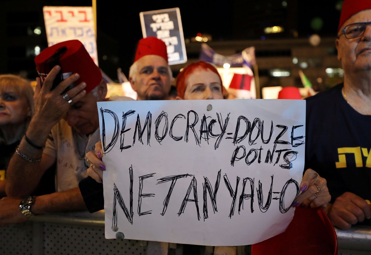 Tienduizenden mensen gingen zaterdagavond in Israël de straat op om te demonstreren tegen premier Netanyahu.