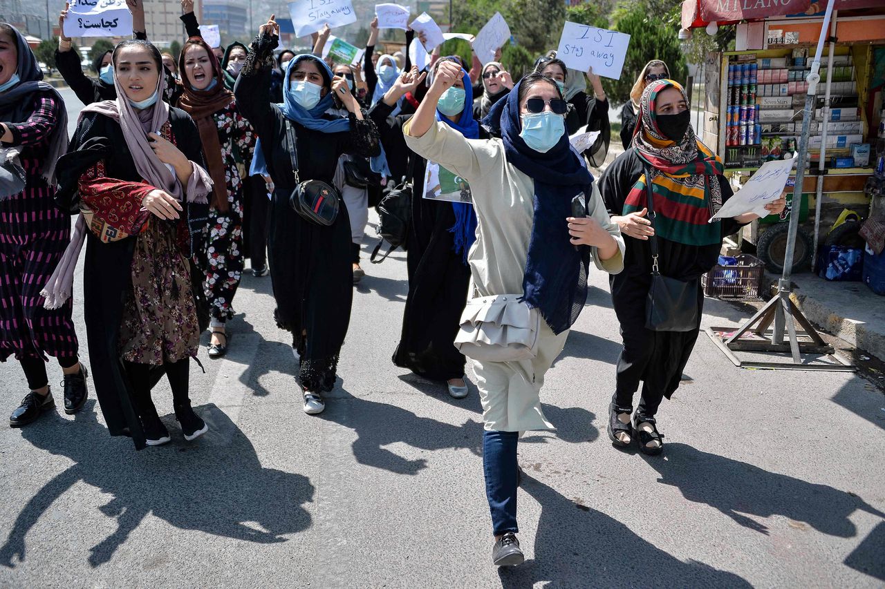 Afghaanse vrouwen roepen slogans tijdens een anti-Pakistan demonstratie in Kabul, op 7 september 2021.